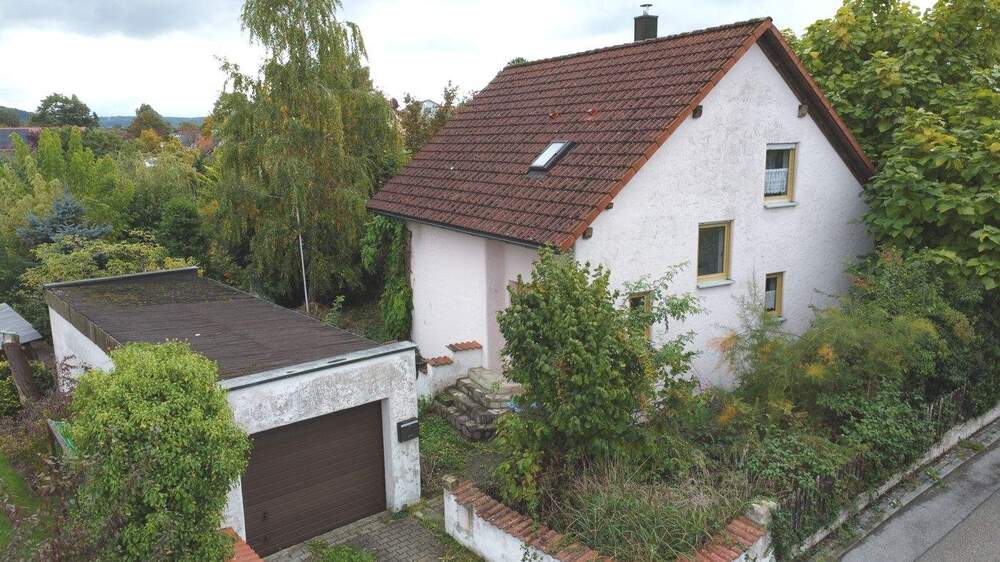 Thumbnail-Im Dornröschenschlaf - Sanierungsbedürftiges Einfamilienhaus in ruhiger Lage in Neumarkt-Woffenbach