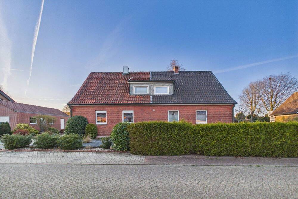 Thumbnail-Doppelhaushälfte mit großem Grundstück und Entwicklungspotenzial