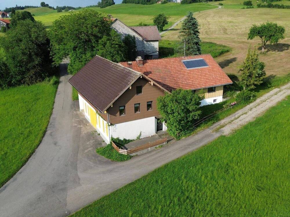Thumbnail-Freistehendes Zweifamilienhaus mit vielseitigen Nutzungsmöglichkeiten bei Weiler-Simmerberg