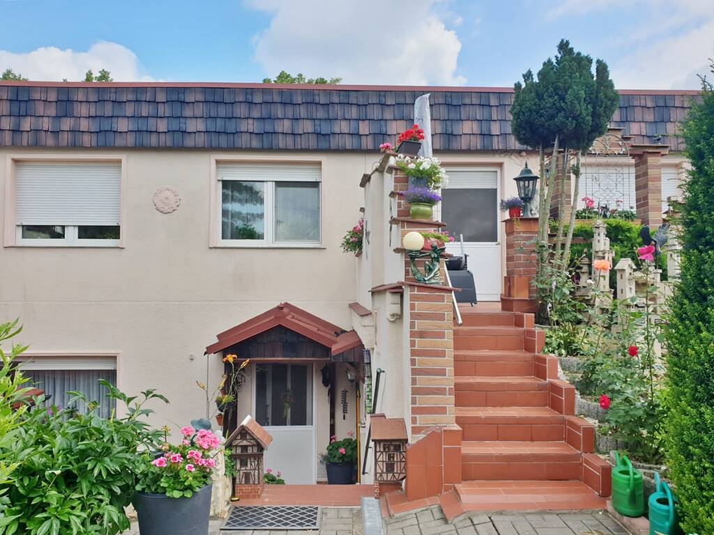 Thumbnail-Bungalow, mit ausgebautem Untergeschoss, Garage, Carport und 2 Terrassen, in Kötzschen.