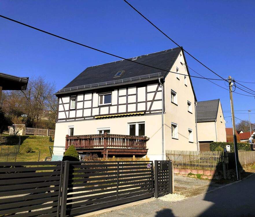 Thumbnail-Ruhig gelegenes Familienhaus mit zwei Wohnungen und großem Garten in St. Egidien. Ideal für Berufspendler auf der Autobahn A 4.