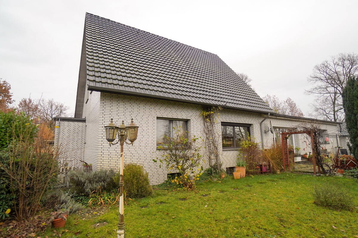 Thumbnail-Großzügiges Zweifamilienhaus mit Garten und Garagen zwischen Brockhagen und Gütersloh