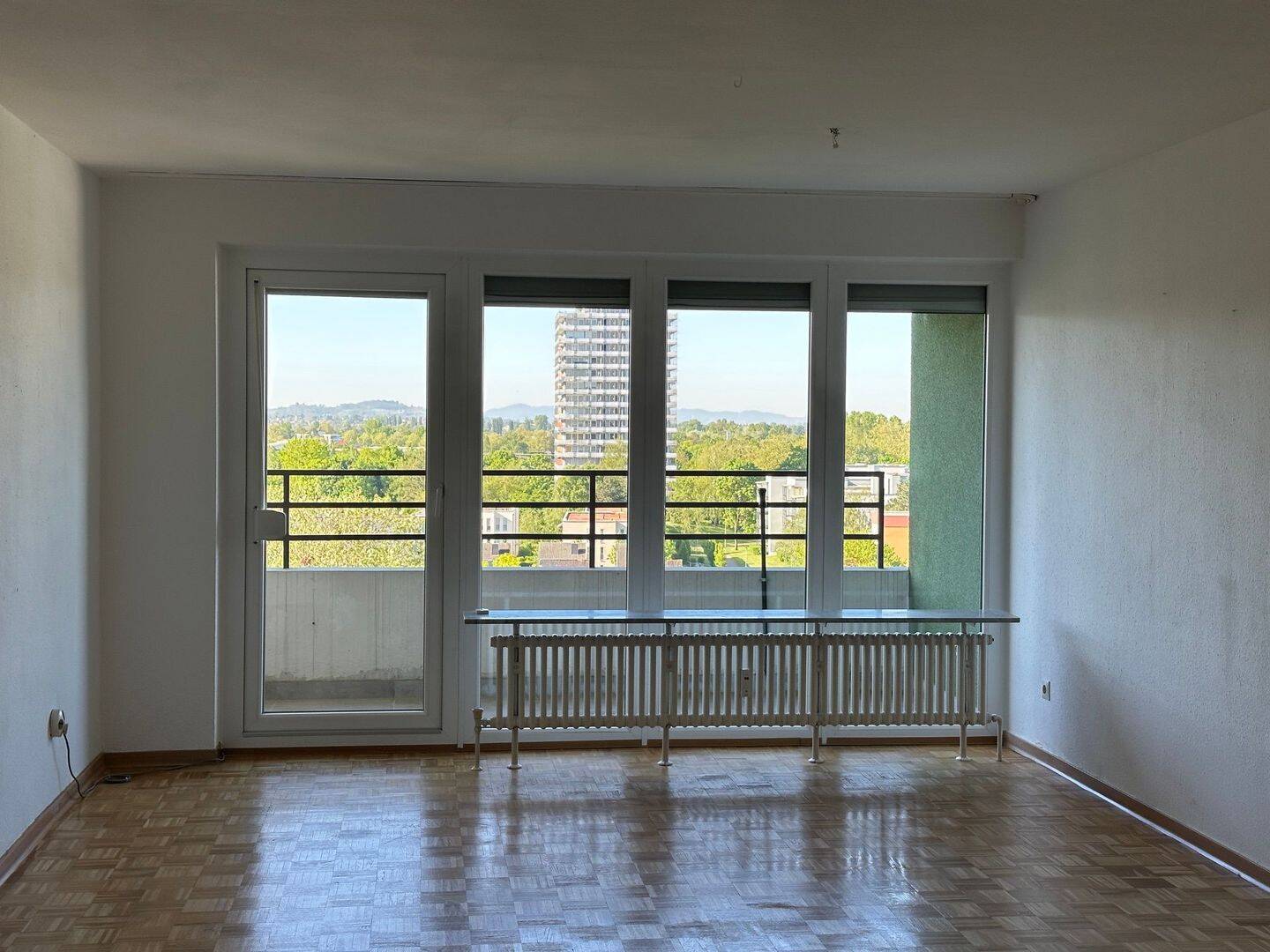 Thumbnail-Bezugsfreie 3 12 - Zimmer-Wohnung im 8. OG mit 2 Balkonen