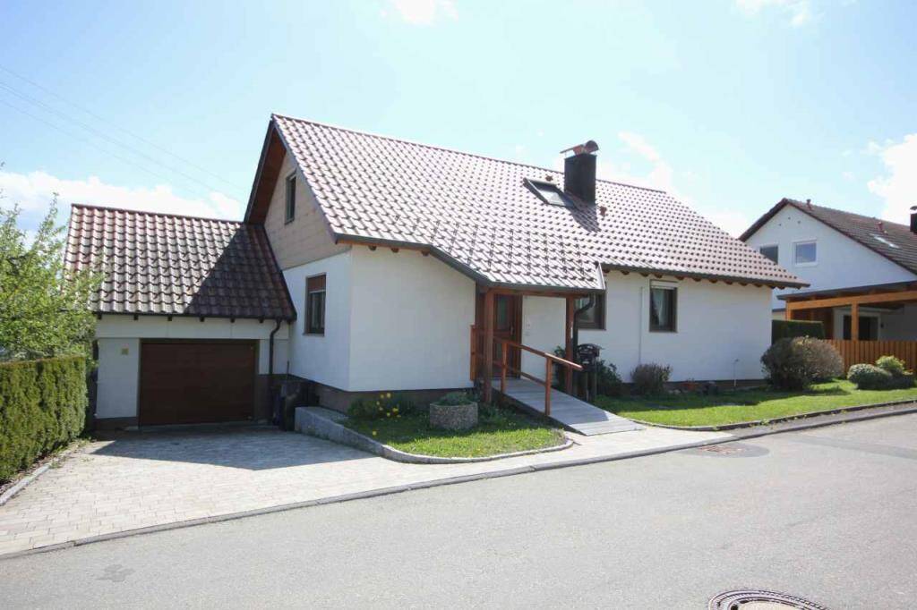 Thumbnail-...sofort frei! Das Einfamilienhaus mit Garage und Einliegerwohnung am Ortsrand!