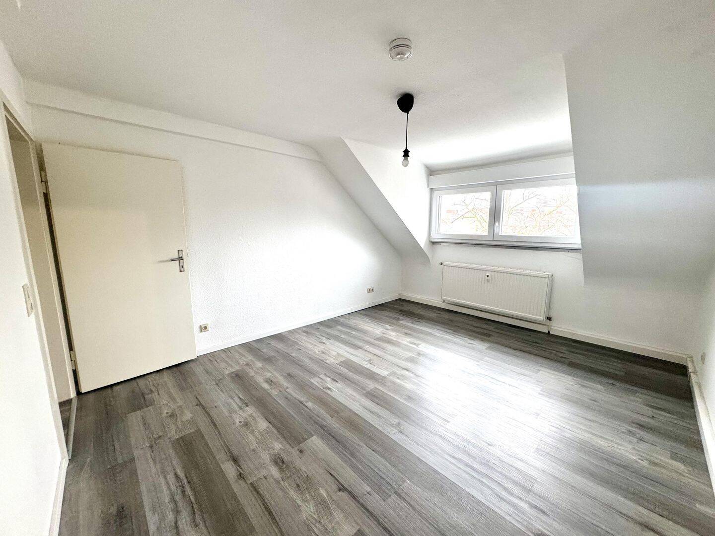 Thumbnail-KL-City- Dachgeschosswohnung mit 2 Zimmern, Miniküche, DUWC in zentraler Lage