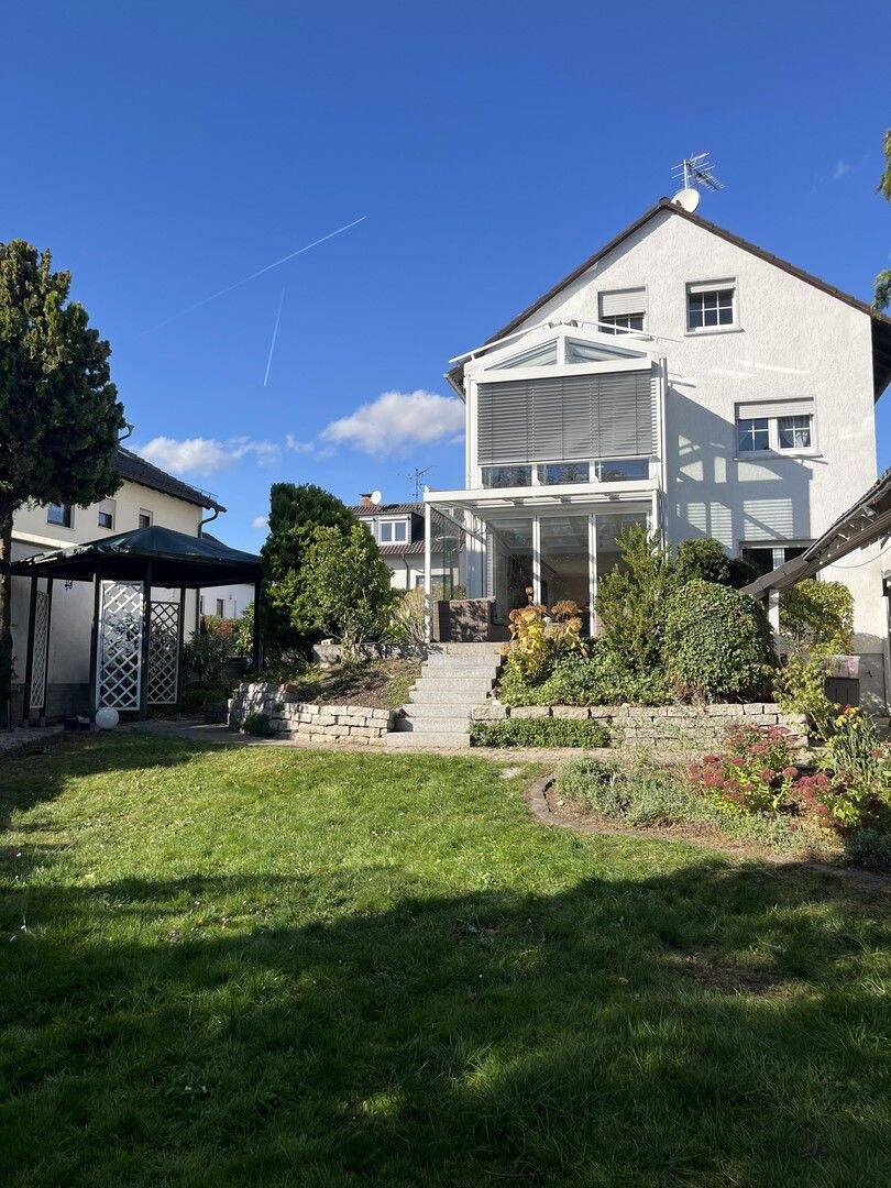 Thumbnail-Freistehendes Einfamilienhaus mit großem Garten und viel Potenzial in Hattersheim-Okriftel