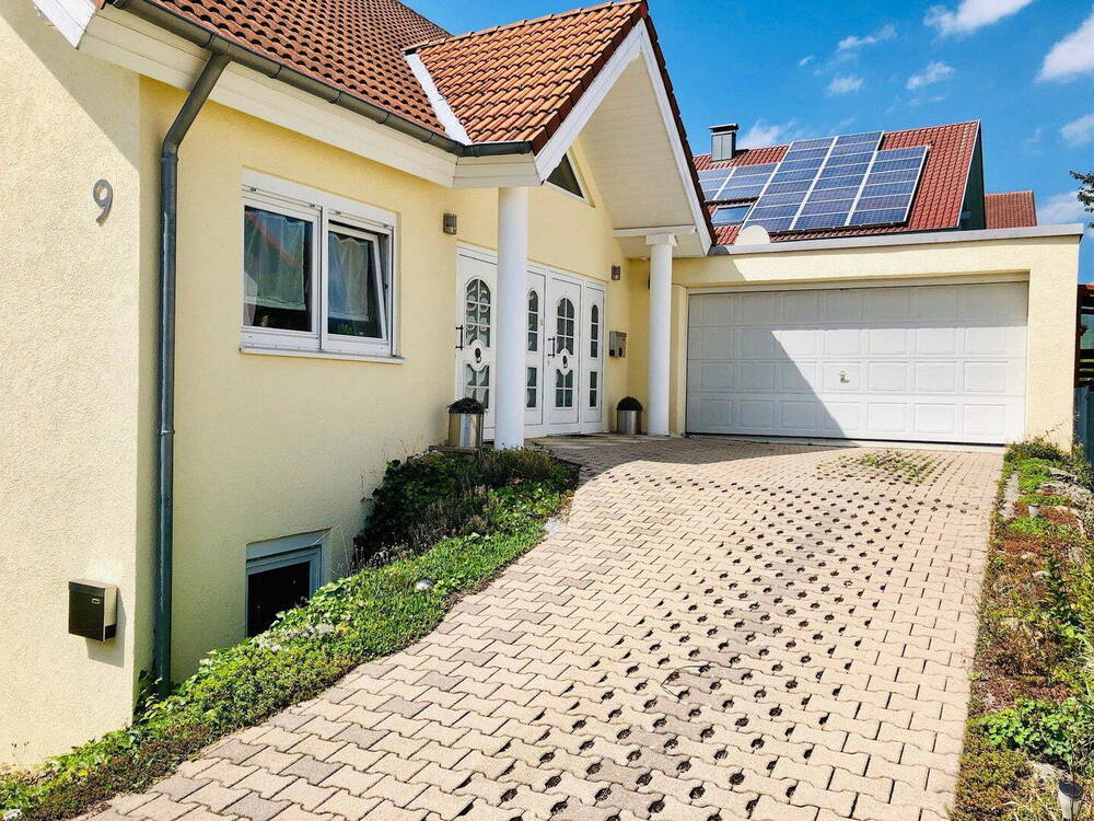 Einfahrt und Garage