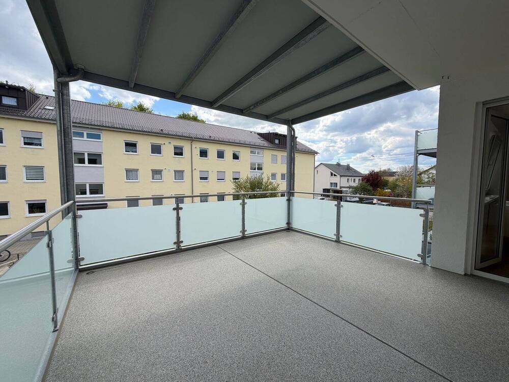 Thumbnail-4-ZKB teilsaniert mit großen Balkon und Keller in Kissing