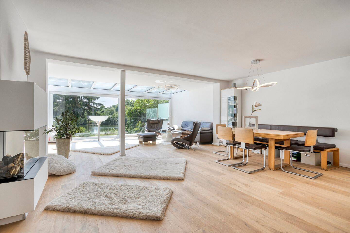 Thumbnail-Am Ende der Straße steht ein Haus am See. Wohnen am Wasser - Modernes Traumhaus mit Seeblick