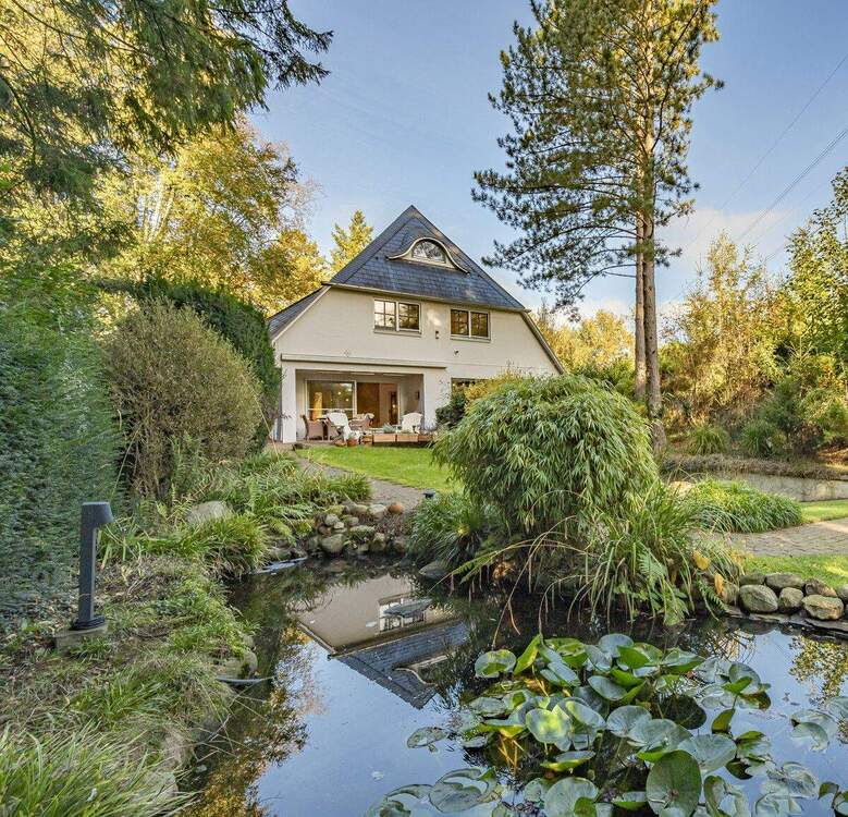 Thumbnail-Architektenhaus auf großem Grundstück