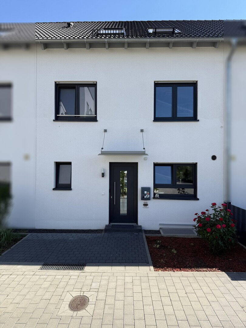 Thumbnail-Hochwertiges Reihenhaus mit 3 Etagen, 5 Schlafzimmern, Vollkeller & Garage in Toplage Groß-Gerau