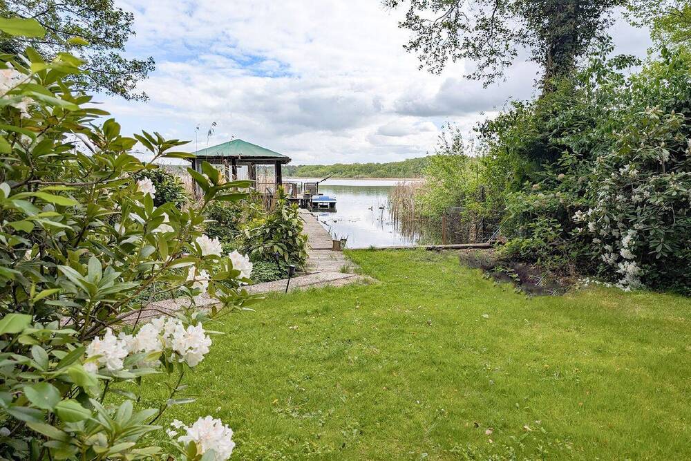Thumbnail-Wassergrundstück mit Einfamilienhaus, Gartenhaus und Bootssteg - Erbbaurecht