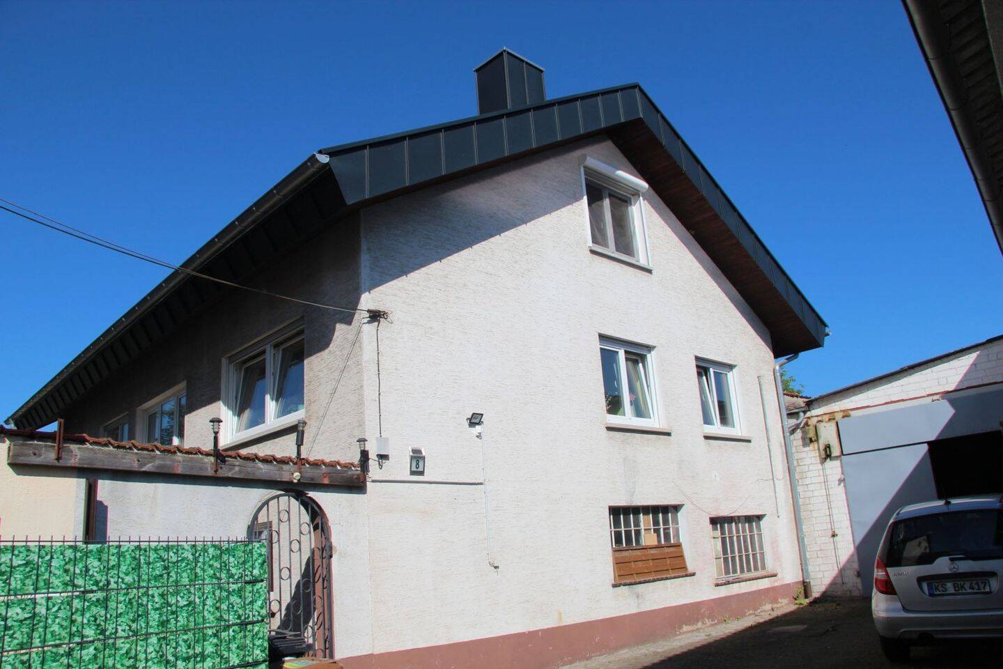 Thumbnail-Großzügiges Haus mit Einliegerwohnung, Grundstück und Abstellhalle