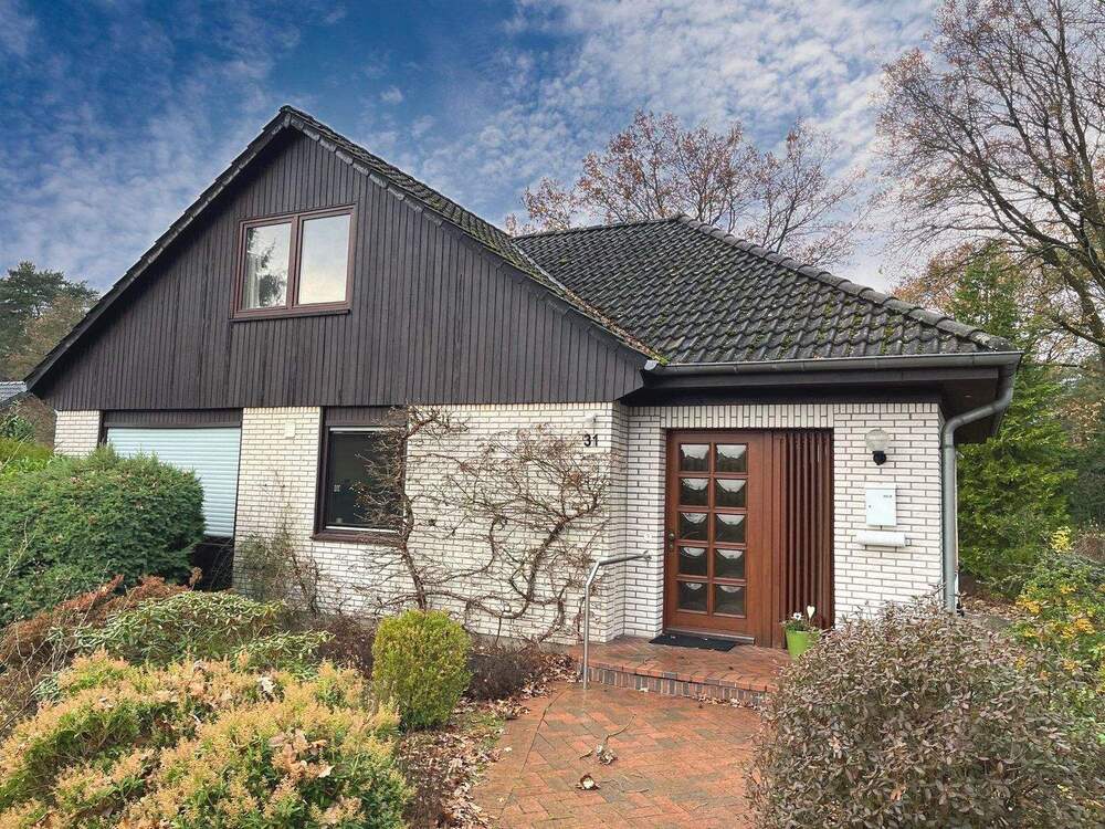 Thumbnail-Großes Einfamilienhaus mit Garage