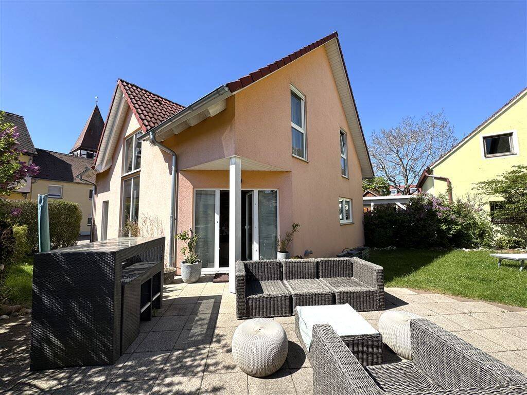 Thumbnail-*RESERVIERT* Lichtdurchflutetes Einfamilienhaus mit moderner Ausstattung und idyllischem Garten