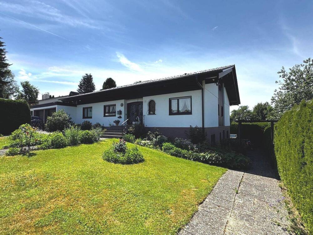 Thumbnail-Gehobenes Wohnhaus mit großzügigem Grundstück, Pool sowie zwei Garagen in Isny im Allgäu