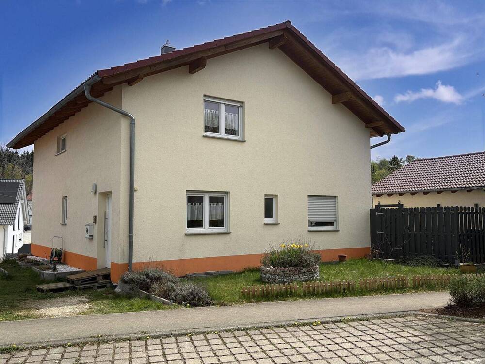 Thumbnail-Großes Wohnhaus mit Doppelgarage