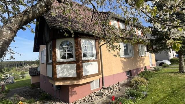 Thumbnail-Schönes Ein- bis Zweifamilienhaus mit großem Grundstück, Wintergarten und drei Garagen