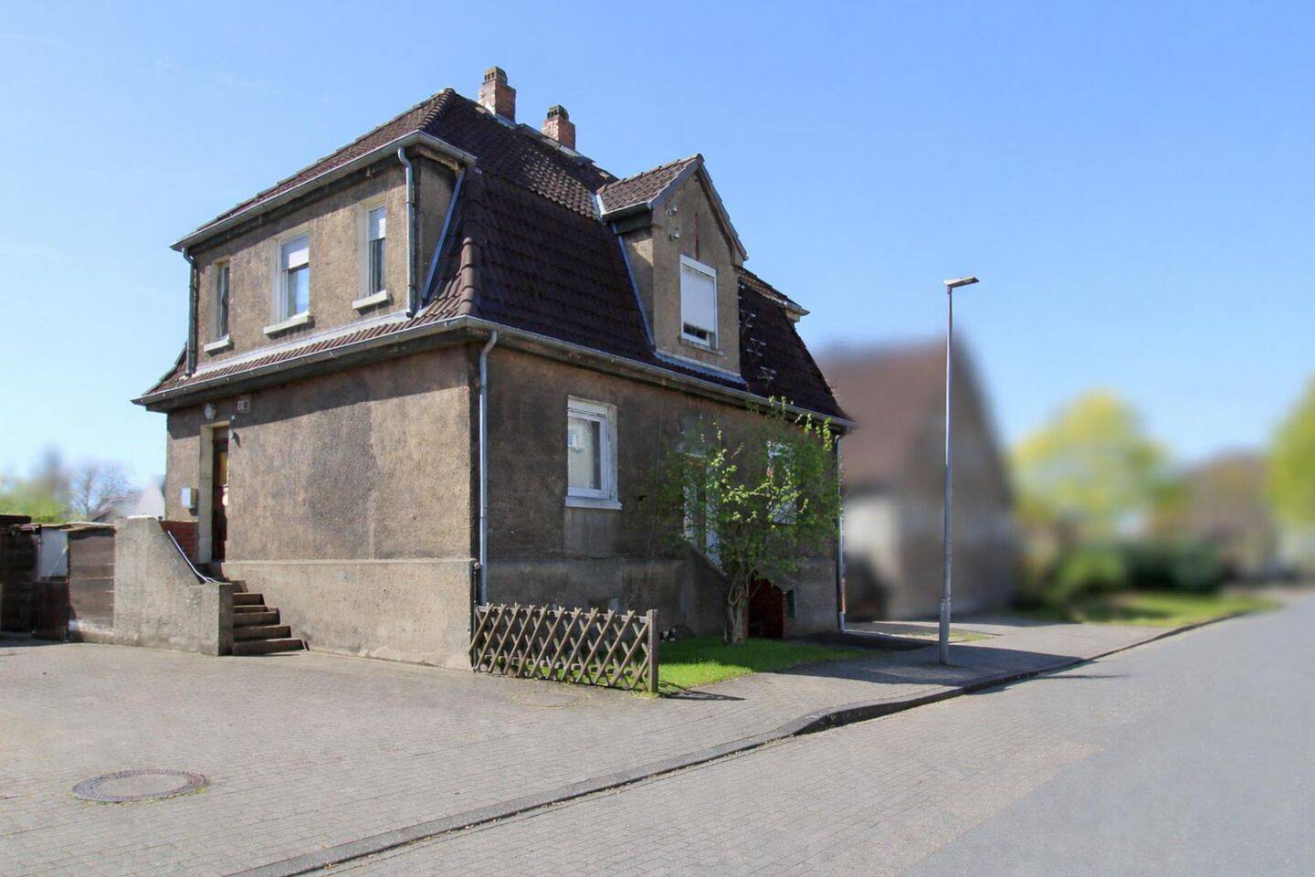 Thumbnail-Freistehendes Zweifamilienhaus mit großem Garten - perfekte Basis für ein Sanierungsprojekt