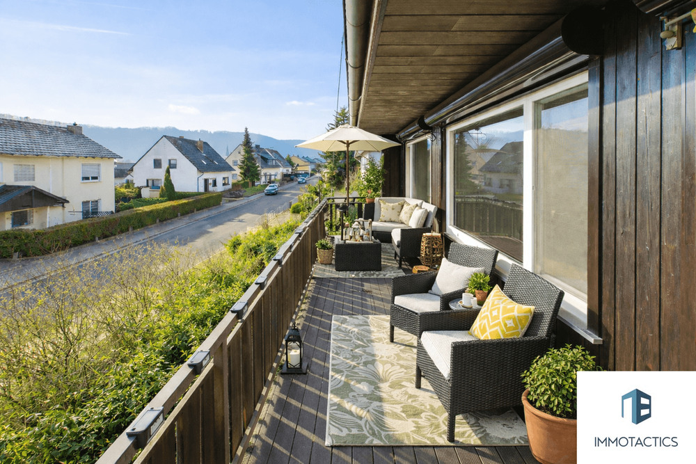 Thumbnail-Gepflegtes Einfamilienhaus in Hanglage mit zwei Wohnebenen, Balkon, Terrasse und Garten in Norheim