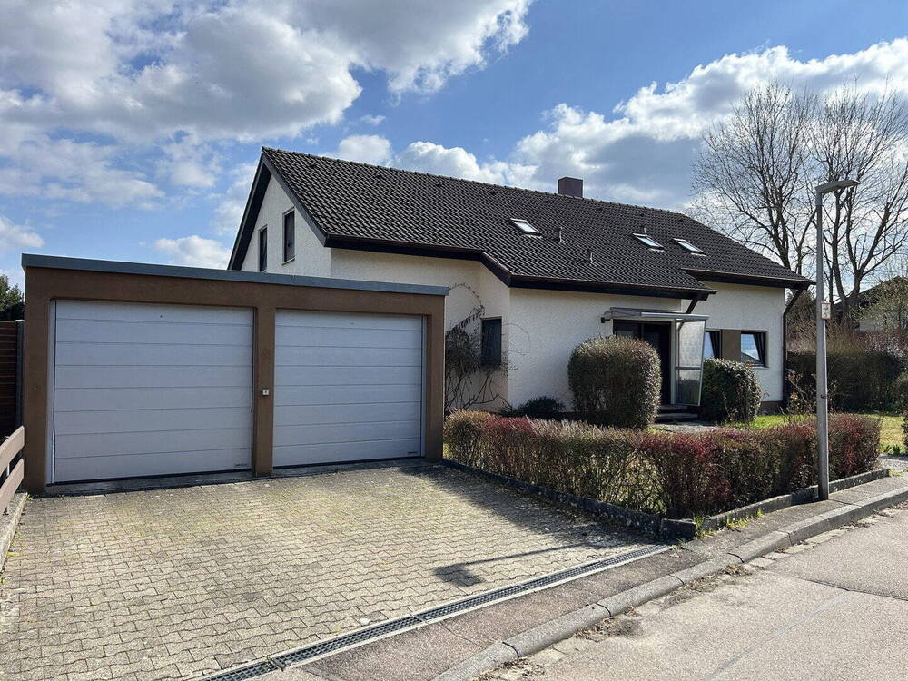 Thumbnail-1-2 Familienhaus mit Einliegerwohnung, Kamin & großem Garten - sofort frei