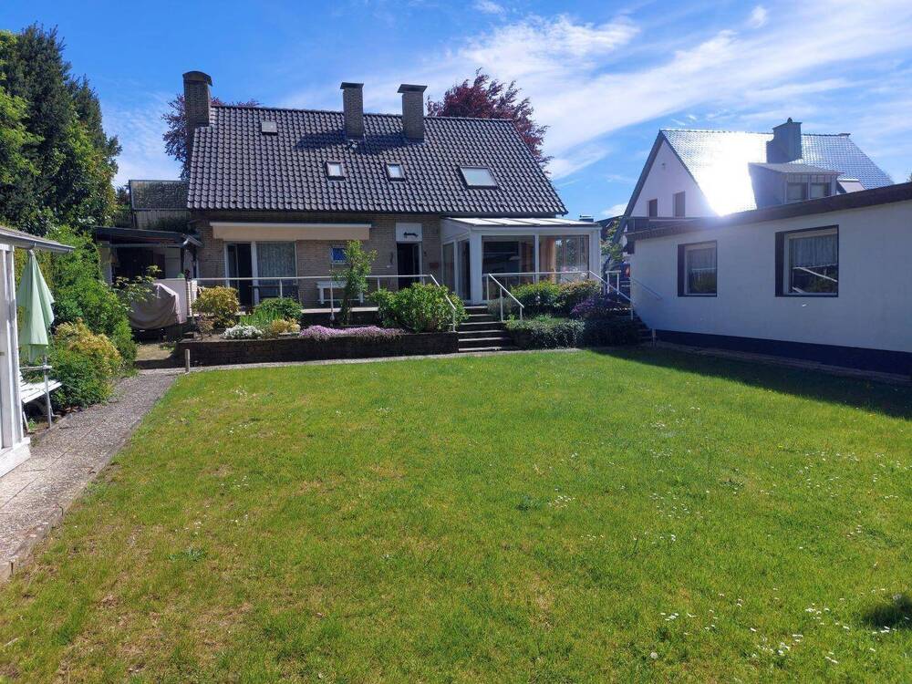 Thumbnail-Freistehendes Einfamilienhaus mit Einliegerwohnung - provisionsfrei