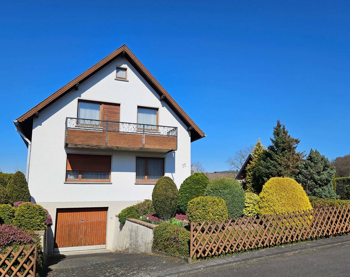 Strassenansicht mit Garage