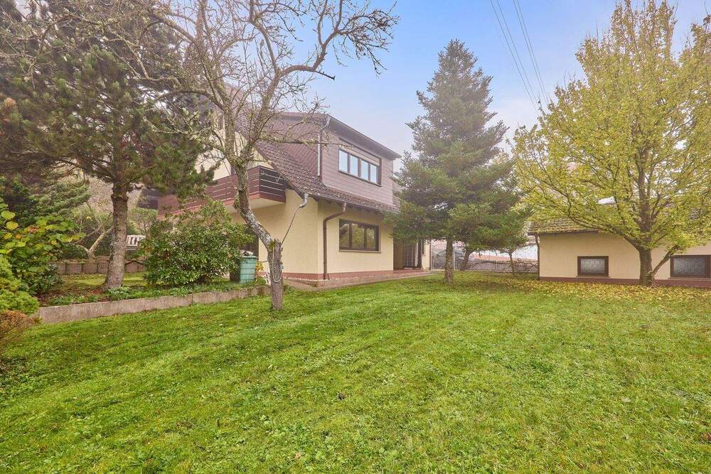 Thumbnail-Geräumiges Wohnhaus mit großem Grundstück!