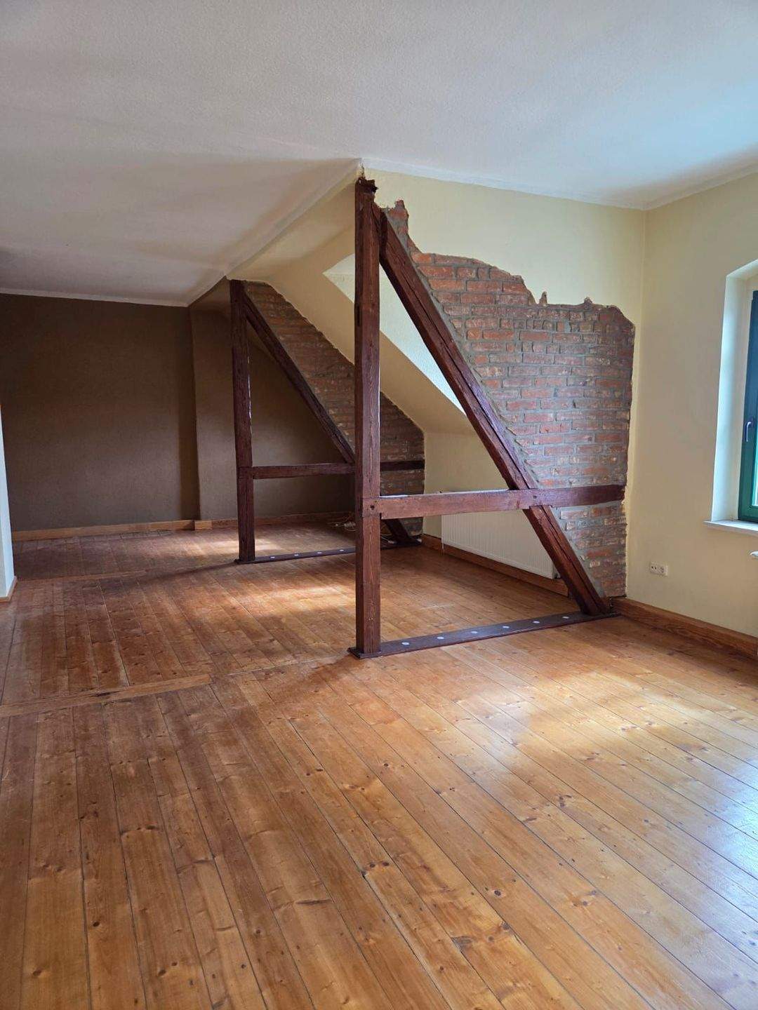 Thumbnail-3 Raum- Dachgeschoss- Wohnung mit EBK, 2 Bädern und tollem Ausblick zu vermieten!