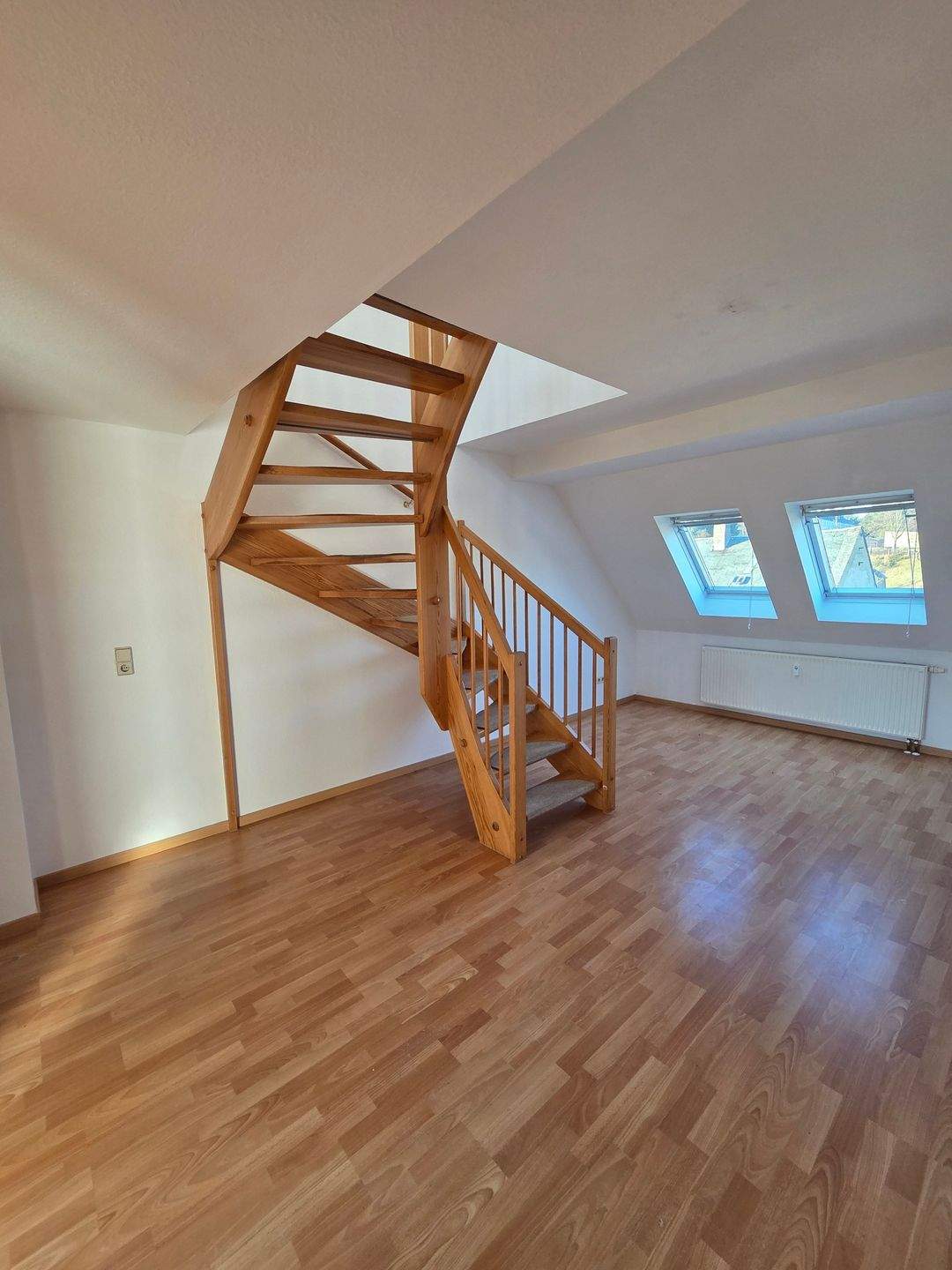 Thumbnail-1 Monat Kaltmietenfrei! Sanierte, großzügige 2,5 Raum-Maisonette-Wohnung mit Dachterrasse