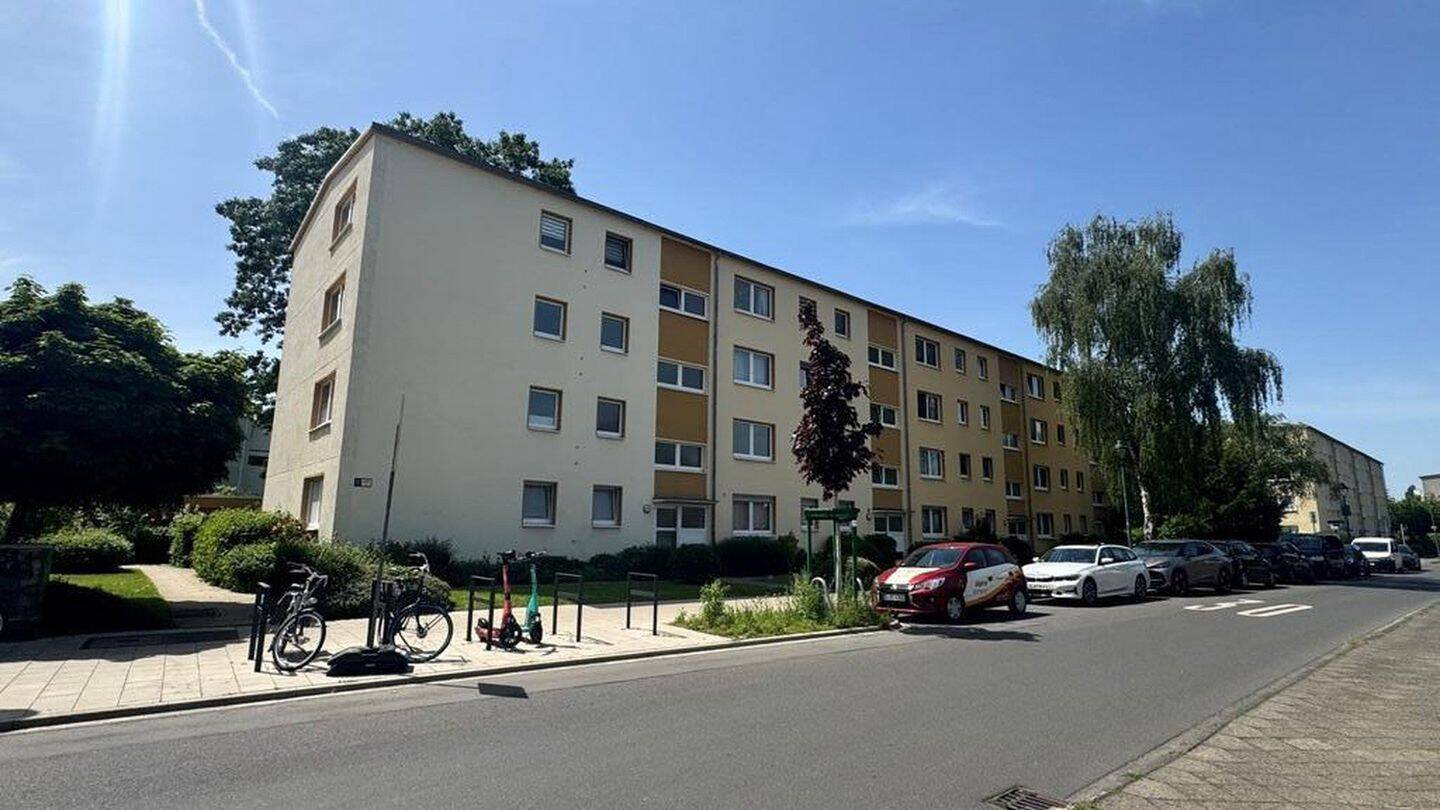Thumbnail-** PROVISIONSFREI ! ** 4- Raum- ETW in D- Lörick, Niederdonker Str. 39 mit Balkon, ab sofort frei !
