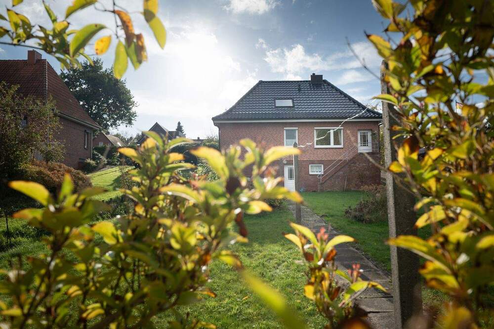 Thumbnail-Zuhause mit Weitblick: Stilvolle Räume und ein großzügiges Grundstück
