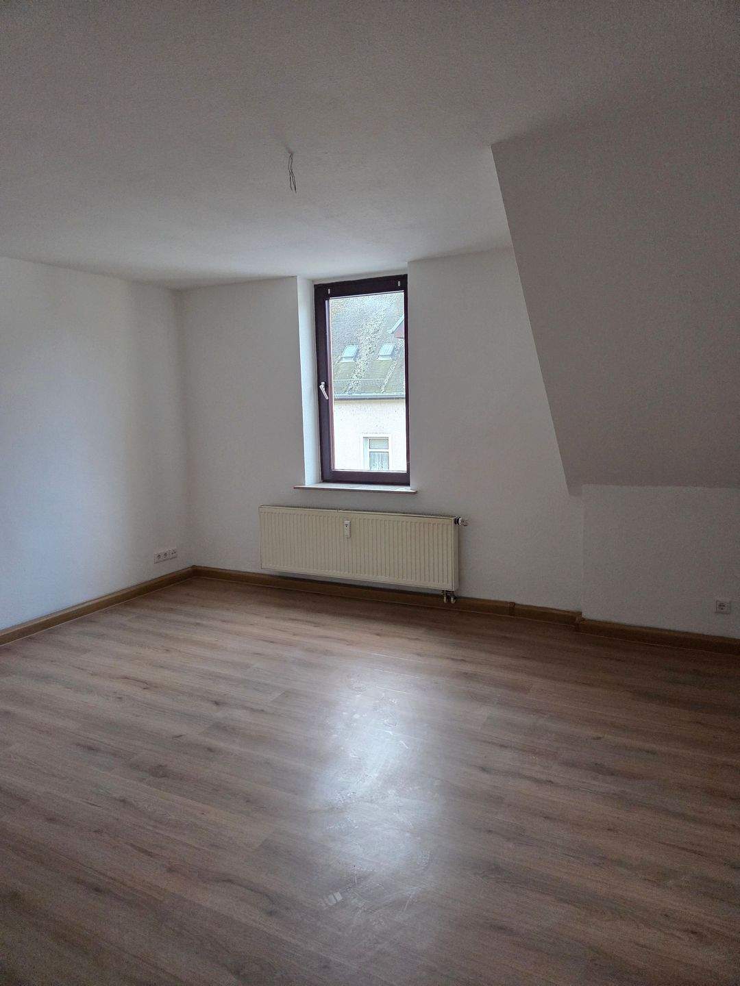 Thumbnail-1 Monat Kaltmietenfrei! großzügige 4 Raum-Wohnung mit 2 Bädern im Dachgeschoss