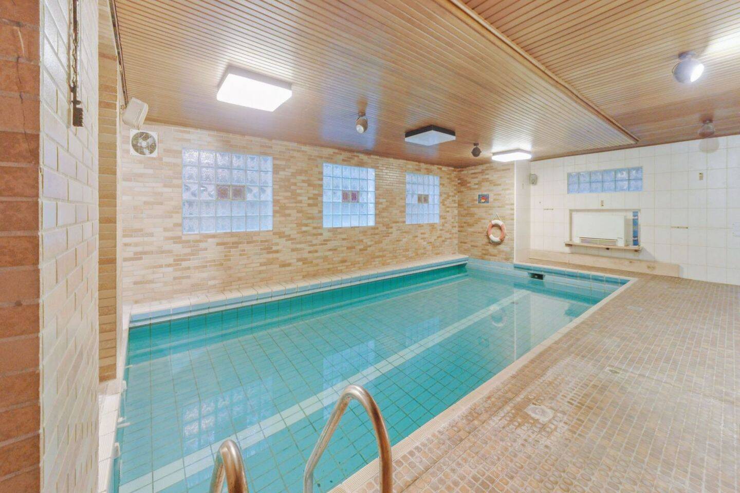 Thumbnail-Wohnhaus mit Bürotrakt und Pool im Untergeschoss auf rund 118 m² Wohn- und rund 175 m² Bürofläche