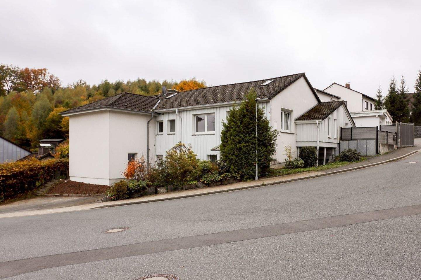 Thumbnail-Attraktives Mehrfamilienhaus mit 3 Wohneinheiten, großem Grundstück & Garagen – vielseitig nutzbar in Lüdenscheid - Pöppelsheim