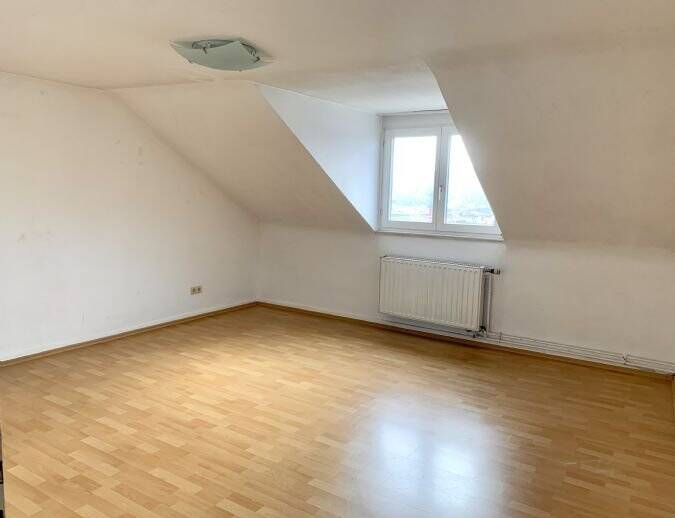 Thumbnail-Röpke + Partner Immobilien: Kleine, gemütliche 4-Zimmer-Dachgeschosswohnung ohne Balkon in angenehmer Nordstadtlage!