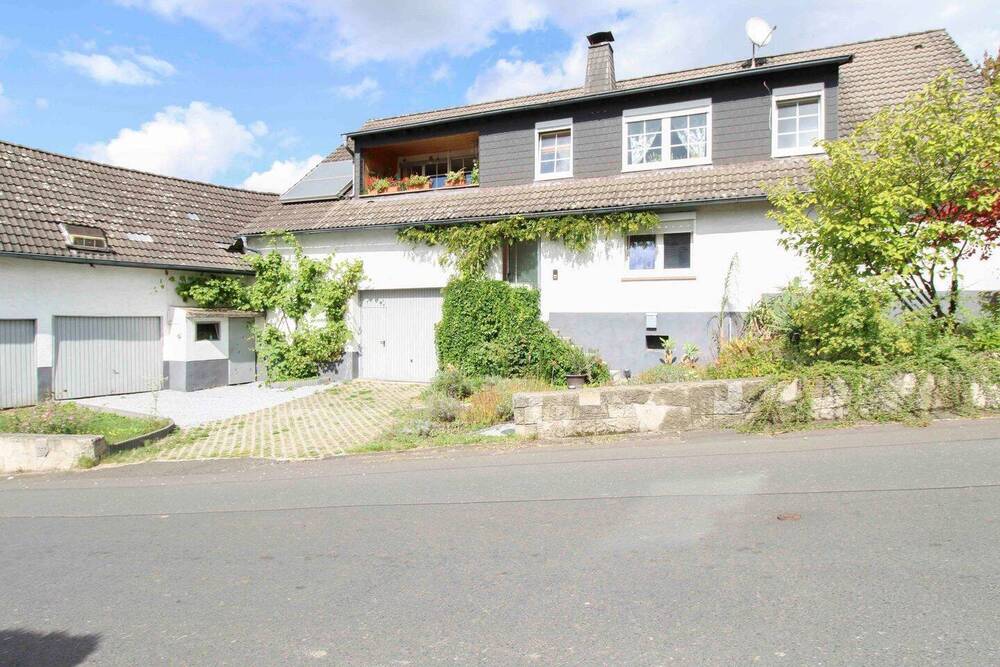 Thumbnail-Substanz trifft Potenzial: Zweifamilienhaus zur umfassenden Modernisierung