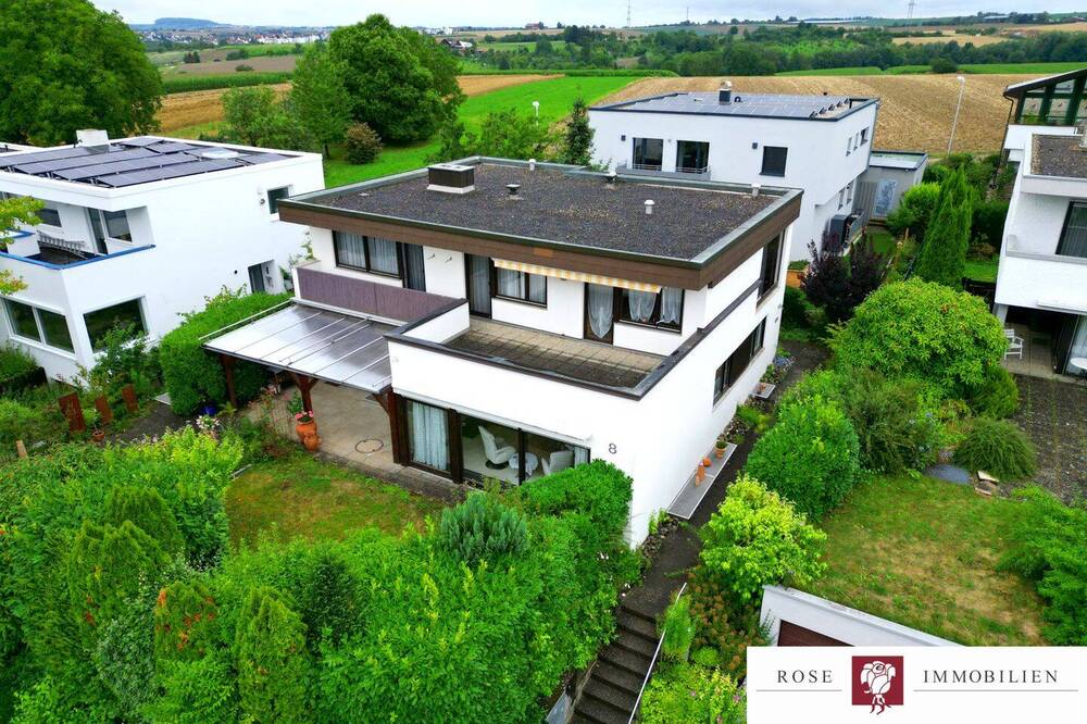 Thumbnail-Gepflegtes freistehendes Einfamilienhaus mit Einliegerwohnung, Sauna und Garten in Leutenbach