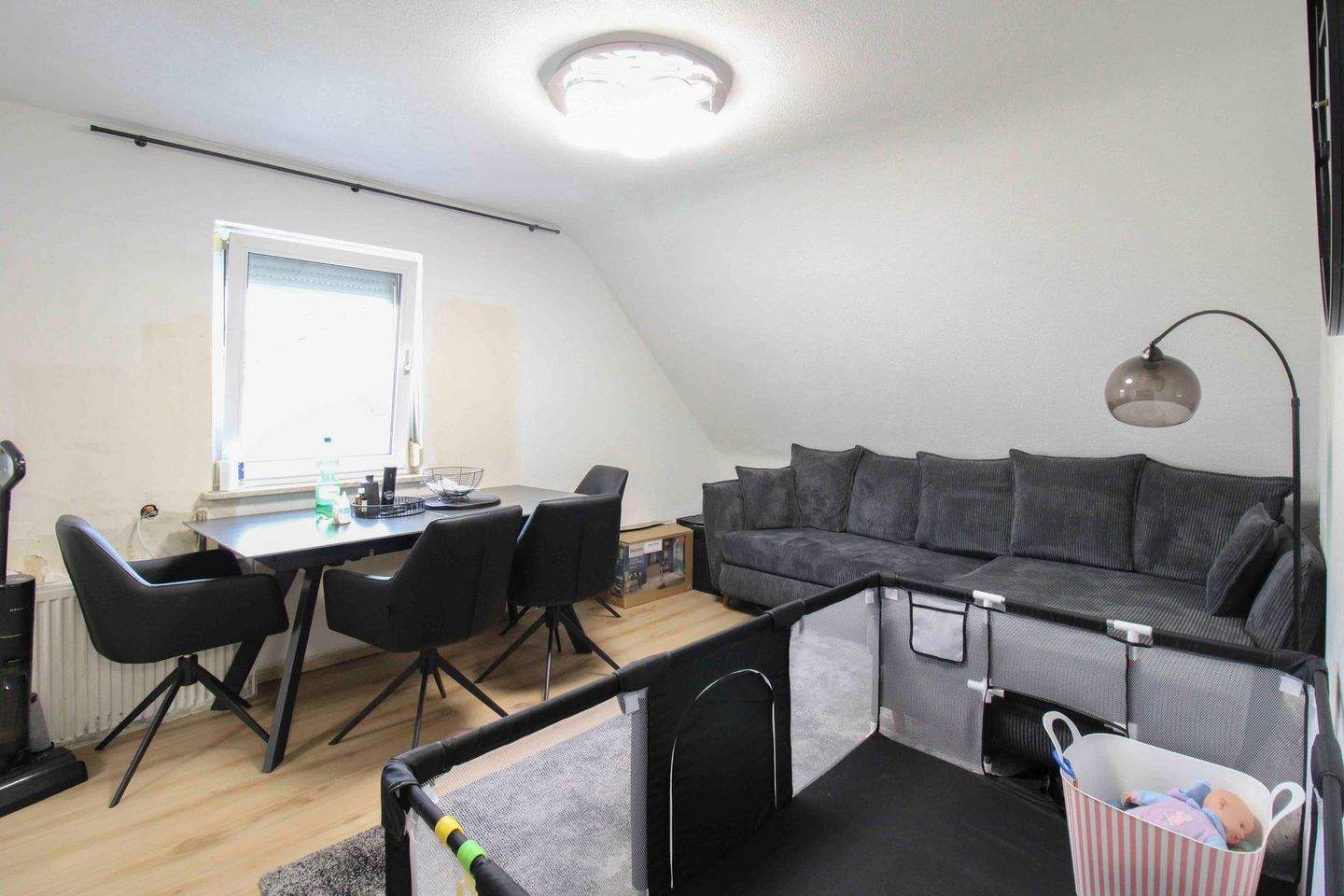 Thumbnail-Charmante 4-Zimmer-Wohnung in Schorndorf - sofort bezugsfrei und renovierungsbereit mit Potenzial
