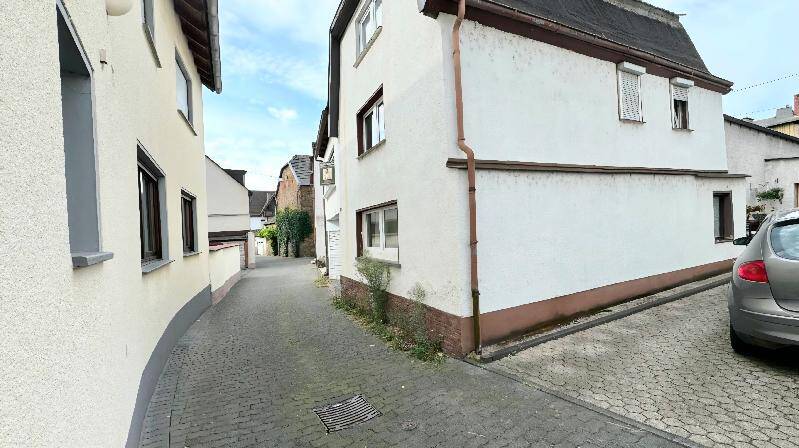 Thumbnail-Renovierungsbedürftiges Einfamilienhaus mit Potential Garage und Keller in Rheinbrohl im Zentrum