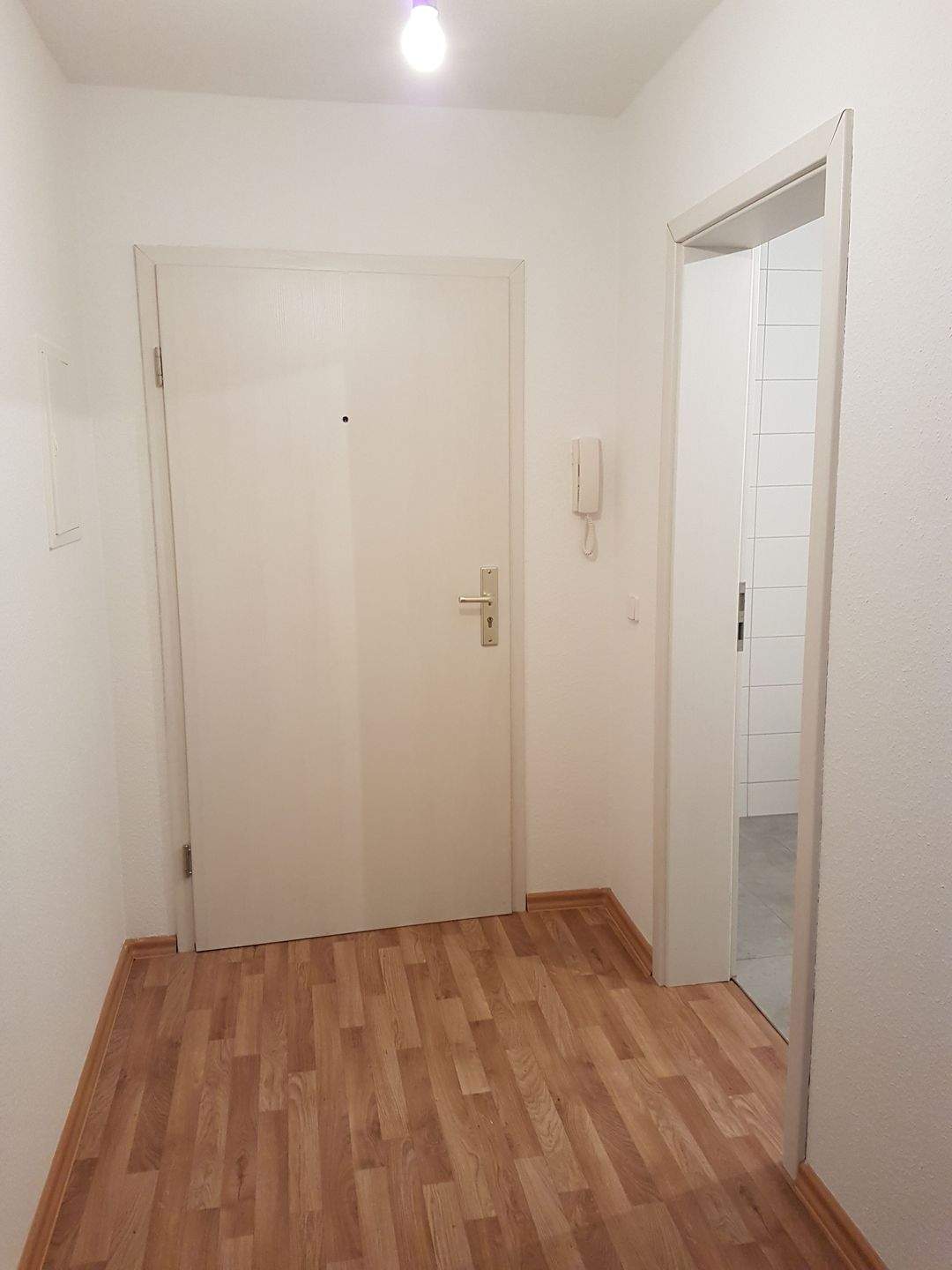 Thumbnail-Renovierte, helle 2-Raum-Wohnung mit großzügigem Schnitt im Erdgeschoss