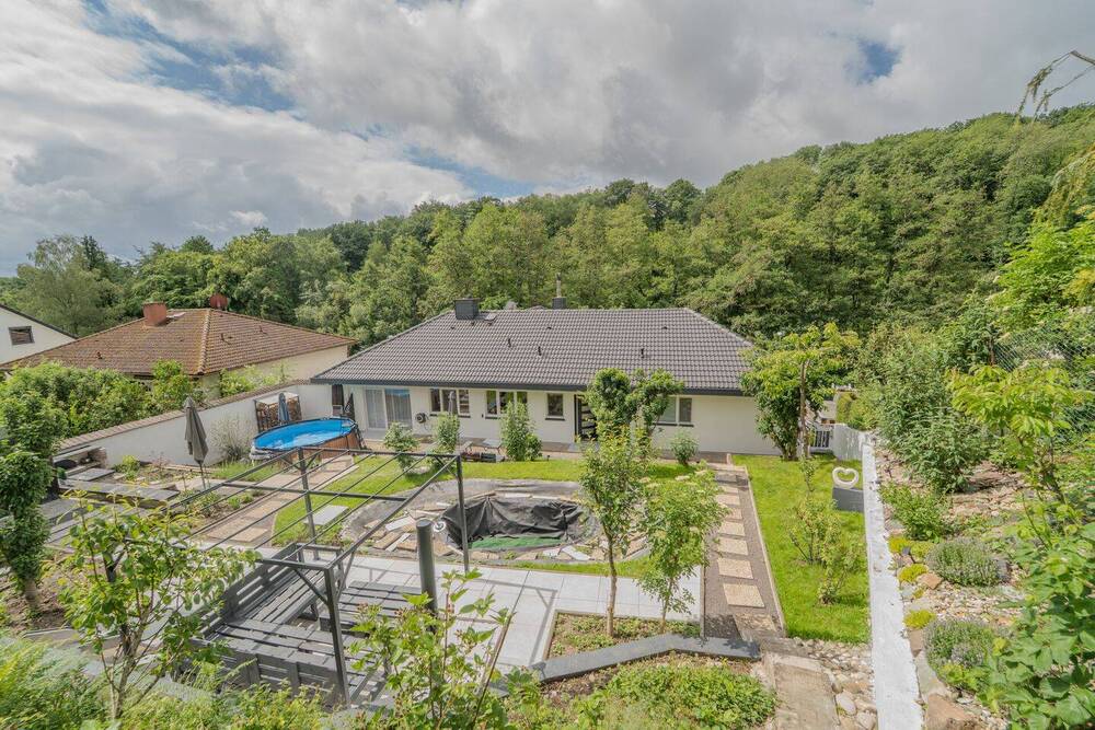 Thumbnail-Freistehendes, kernsaniertes Einfamilienhaus mit Einliegerwohnung, Garten und Garage im Grünen