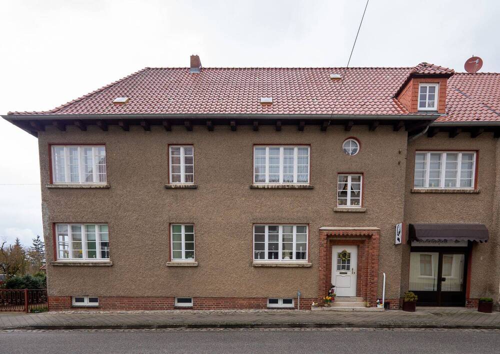 Hausansicht mit ehemaliger Boutique