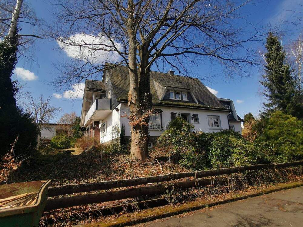 Thumbnail-Geräumiges 2-Familienhaus in ruhiger Ortslage - 9 Zimmer - 3 Garagen - Werkstatt - Wintergarten