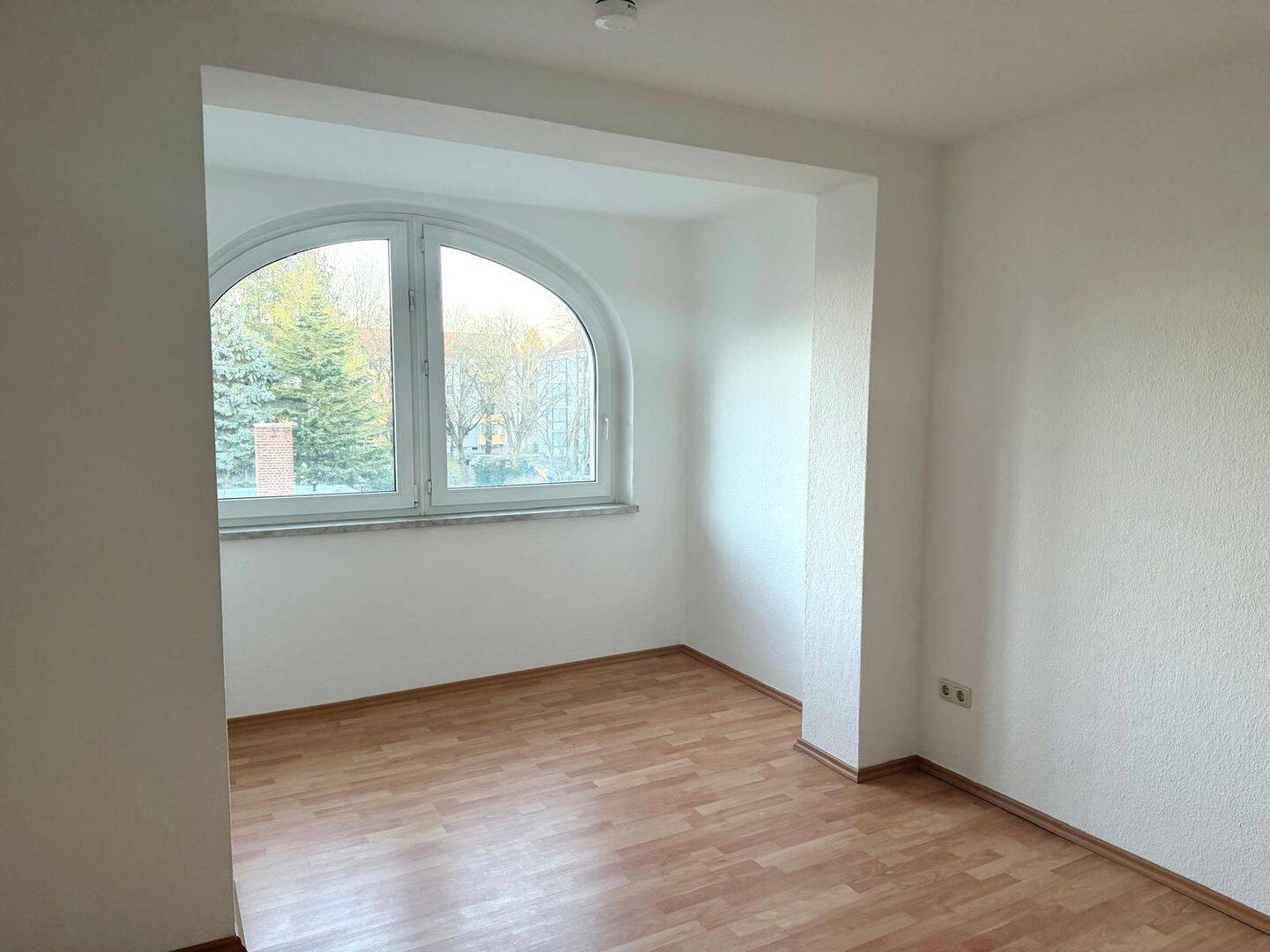 Thumbnail-*** großzügige Dreiraumwohnung mit Balkon in Debschwitz ***