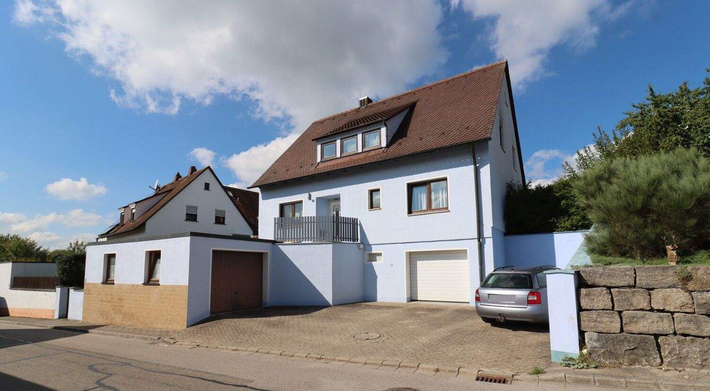 Thumbnail-Wohnen auf dem Land - Großzügiges Zweifamilienhaus mit 2 Garagen und gepflegtem Garten