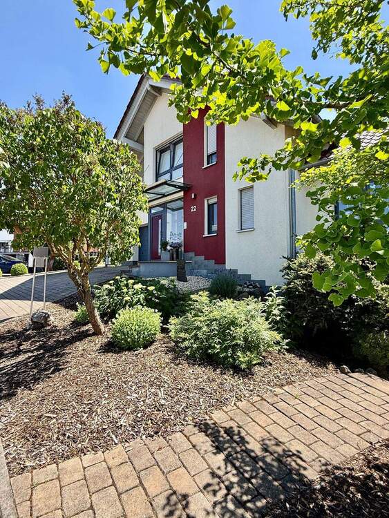 Thumbnail-Exklusives Wohnen in bester Lage von Hofbieber - EFH mit Einliegerwohnung & Photovoltaik