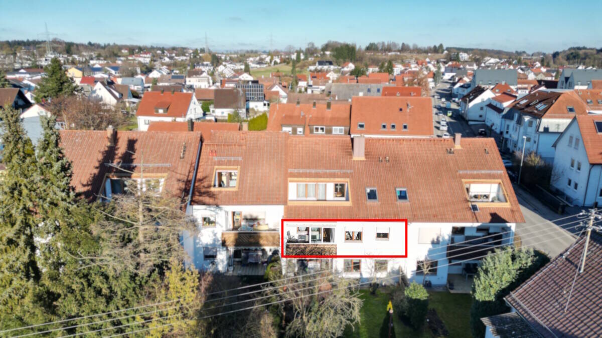Thumbnail-Großzügige Wohnung, Balkon mit Wintergartenfunktion und eine elektrische Garage in Wullenstetten