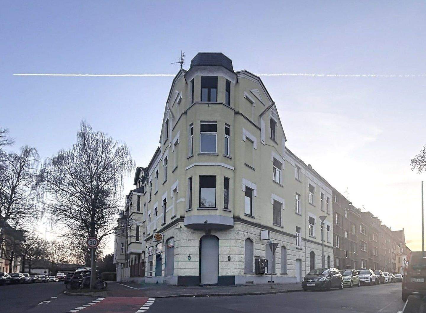 Thumbnail-Charmantes Mehrfamilienhaus mit Gewerbefläche in etablierter Krefelder Lage