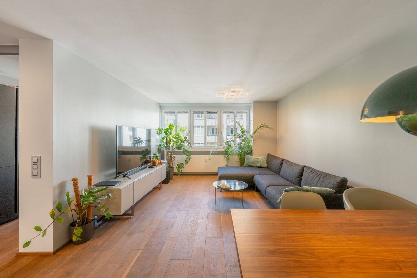 Thumbnail-AIGNER - Möblierte 2-Zimmer-Wohnung im modernen Stil mit hochwertiger Ausstattung und Stellplatz